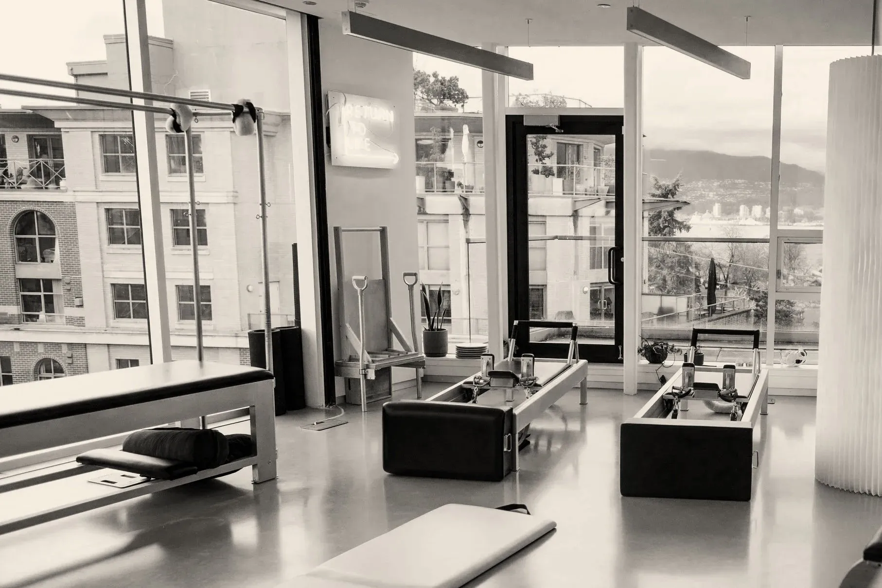 Classical Pilates practice in the rhōmē studio